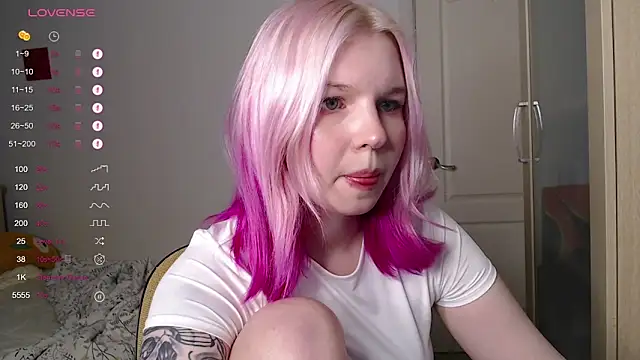 Snapshot of AnnySweetKiss chatting on 10-17-25, 02:52 AnnySweetKiss online show from 10-17-25, 02:52