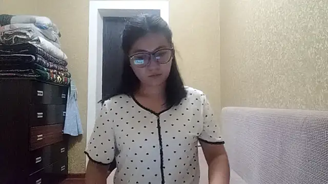 LinneaHyles online show from 11-17-25, 01:17