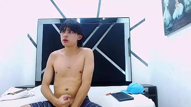 Snapshot of Tom_0001 chatting on 10-29-25, 09:38 Tom 0001 online show from 10-29-25, 09:38