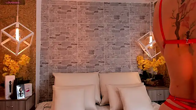 Snapshot of Catalina-Thompson chatting on 11-01-25, 12:07 Catalina-Thompson online show from 11-01-25, 12:07