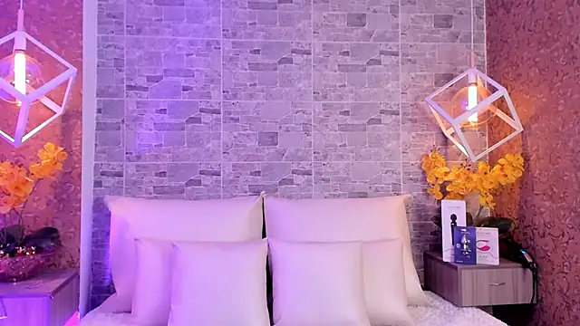 Snapshot of Catalina-Thompson chatting on 11-11-25, 12:05 Catalina-Thompson online show from 11-11-25, 12:05