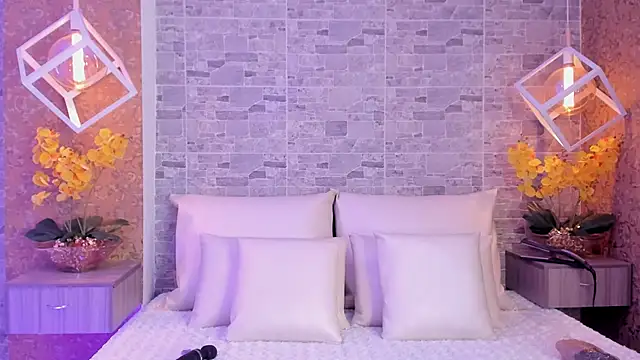 Snapshot of Catalina-Thompson chatting on 11-19-25, 12:05 Catalina-Thompson online show from 11-19-25, 12:05