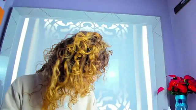 Snapshot of EmiliRouse_ chatting on 10-25-25, 04:09 EmiliRouse online show from 10-25-25, 04:09