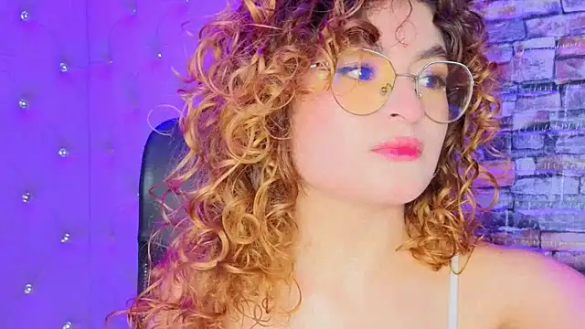 Snapshot of EmiliRouse_ chatting on 10-30-25, 11:05 EmiliRouse online show from 10-30-25, 11:05