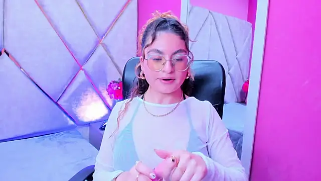 Snapshot of EmiliRouse_ chatting on 11-13-25, 02:43 EmiliRouse online show from 11-13-25, 02:43