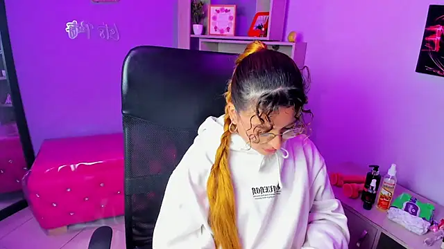 Snapshot of EmiliRouse_ chatting on 11-22-25, 01:48 EmiliRouse online show from 11-22-25, 01:48