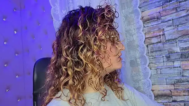 Snapshot of EmiliRouse_ chatting on 11-25-25, 03:06 EmiliRouse online show from 11-25-25, 03:06