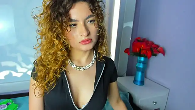 Snapshot of EmiliRouse_ chatting on 11-26-25, 04:35 EmiliRouse online show from 11-26-25, 04:35