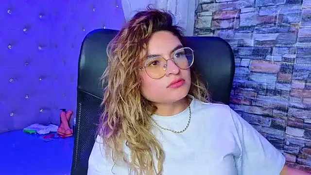 Snapshot of EmiliRouse_ chatting on 12-14-25, 02:50 EmiliRouse online show from 12-14-25, 02:50