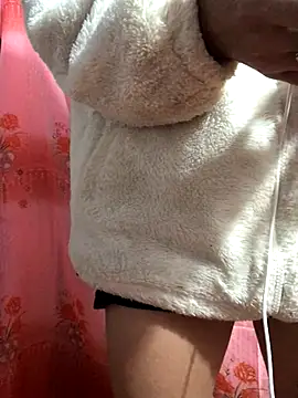 Snapshot of Kylie_beem chatting on 12-15-25, 01:54 Kylie beem online show from 12-15-25, 01:54