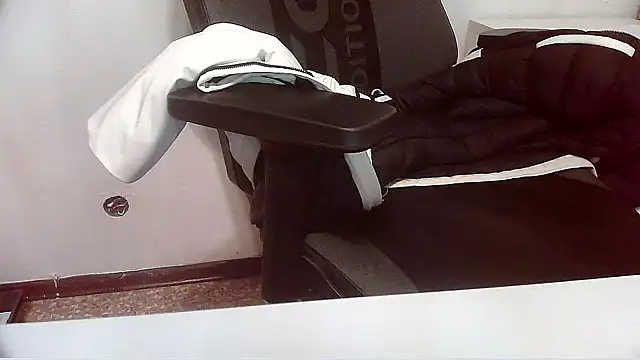 Snapshot of topg84 chatting on 01-18-26, 05:17 topg84 online show from 01-18-26, 05:17