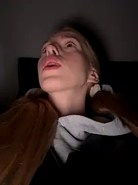 Snapshot of kira_mia chatting on 11-28-25, 03:36 kira mia online show from 11-28-25, 03:36