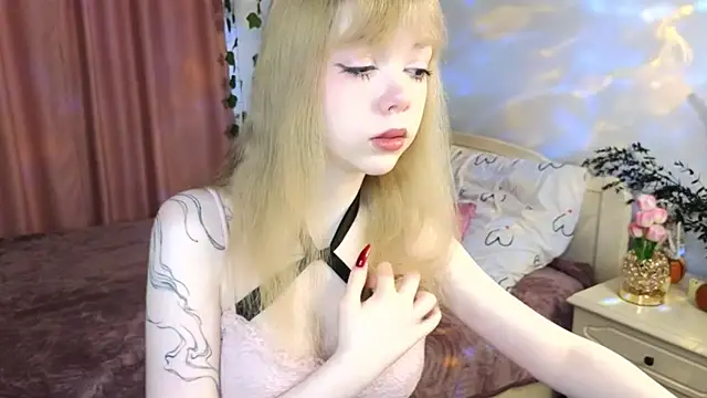 Snapshot of Rochelle_Dolly chatting on 12-15-25, 11:47 Rochelle Dolly online show from 12-15-25, 11:47