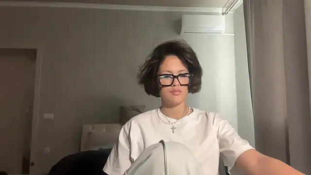 LeandraCasali online show from 10-20-25, 01:11