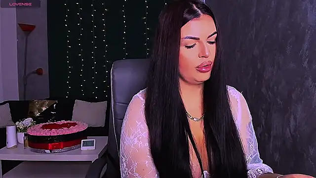 Snapshot of RheaLynn chatting on 11-17-25, 10:04 RheaLynn online show from 11-17-25, 10:04