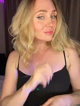 Snapshot of Drink_me_all_up chatting on 10-29-25, 09:38 Drink me all up online show from 10-29-25, 09:38