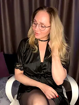 Snapshot of Drink_me_all_up chatting on 11-17-25, 09:42 Drink me all up online show from 11-17-25, 09:42