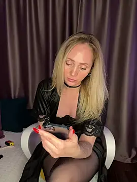 Snapshot of Drink_me_all_up chatting on 11-27-25, 10:01 Drink me all up online show from 11-27-25, 10:01