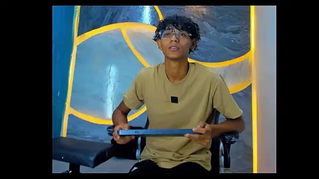 Snapshot of Sex_Boy_33_ chatting on 10-24-25, 04:53 Sex Boy 33 online show from 10-24-25, 04:53