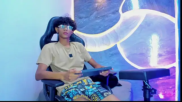 Snapshot of Sex_Boy_33_ chatting on 10-25-25, 04:31 Sex Boy 33 online show from 10-25-25, 04:31