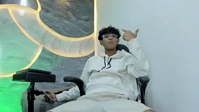 Snapshot of Sex_Boy_33_ chatting on 10-26-25, 04:29 Sex Boy 33 online show from 10-26-25, 04:29