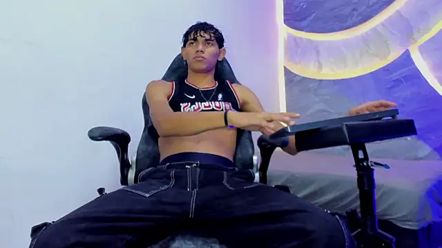 Snapshot of Sex_Boy_33_ chatting on 11-09-25, 04:22 Sex Boy 33 online show from 11-09-25, 04:22