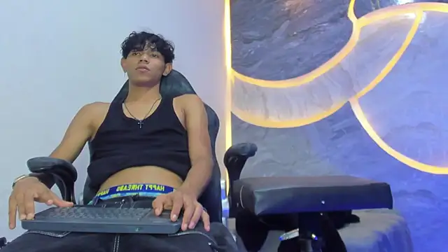 Snapshot of Sex_Boy_33_ chatting on 11-14-25, 03:49 Sex Boy 33 online show from 11-14-25, 03:49