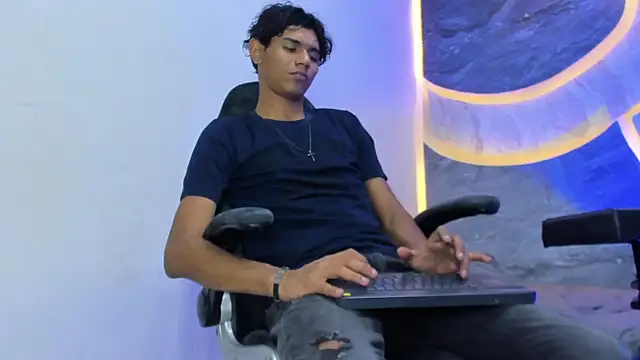 Snapshot of Sex_Boy_33_ chatting on 11-22-25, 04:11 Sex Boy 33 online show from 11-22-25, 04:11