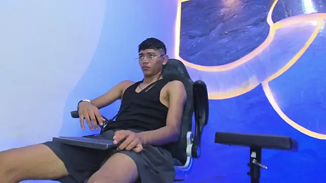 Snapshot of Sex_Boy_33_ chatting on 11-23-25, 05:07 Sex Boy 33 online show from 11-23-25, 05:07