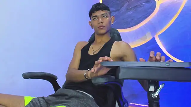 Snapshot of Sex_Boy_33_ chatting on 11-25-25, 05:29 Sex Boy 33 online show from 11-25-25, 05:29