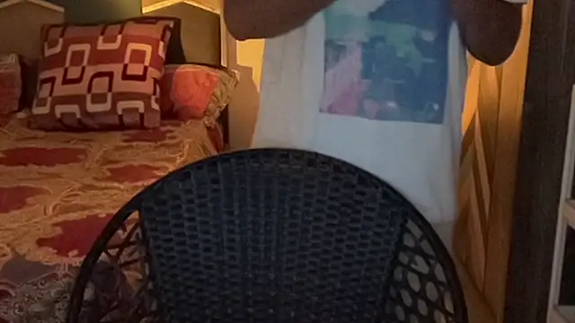 Snapshot of MakeMeAwareAah chatting on 10-23-25, 04:06 MakeMeAwareAah online show from 10-23-25, 04:06