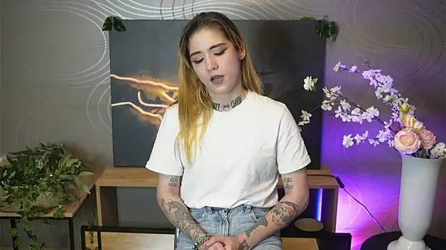 VelvaKientz online show from 10-22-25, 04:57