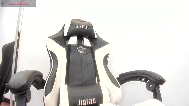 helleennhoot online show from 12-17-25, 01:22