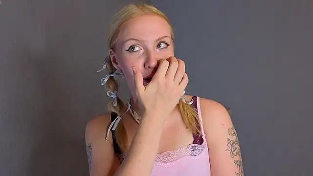 Snapshot of mcdony chatting on 10-28-25, 01:58 mcdony online show from 10-28-25, 01:58