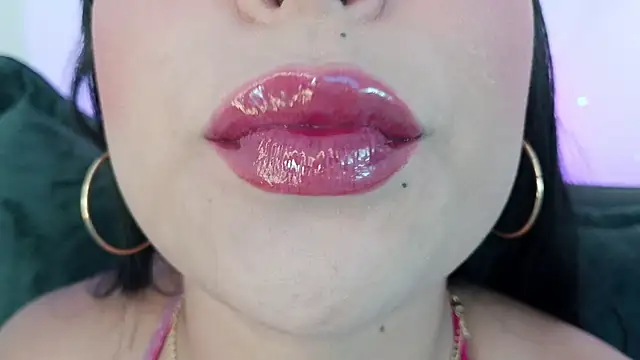 Snapshot of mia_roux1 chatting on 05-17-26, 10:28 mia roux1 online show from 05-17-26, 10:28