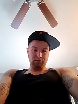 Snapshot of DadDDick925 chatting on 10-30-25, 07:47 DadDDick925 online show from 10-30-25, 07:47