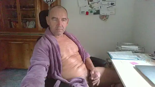 Lutzi1970 online show from 11-17-25, 08:42