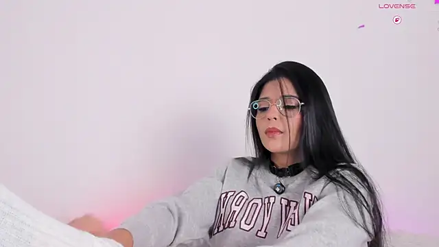 Snapshot of Sophie_Duarte chatting on 12-14-25, 05:35 Sophie Duarte online show from 12-14-25, 05:35