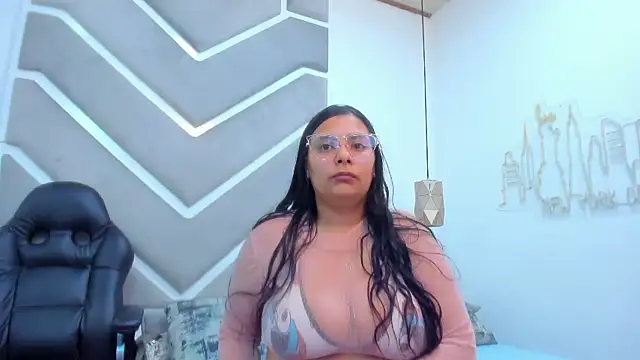 Snapshot of Julieta_Owen chatting on 10-28-25, 02:31 Julieta Owen online show from 10-28-25, 02:31