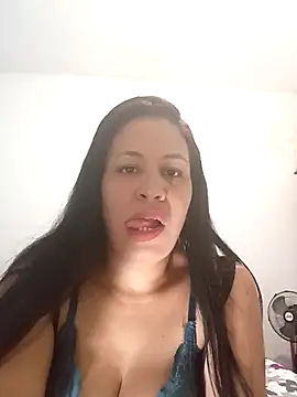 Snapshot of LeilaTaylor chatting on 10-28-25, 01:36 LeilaTaylor online show from 10-28-25, 01:36