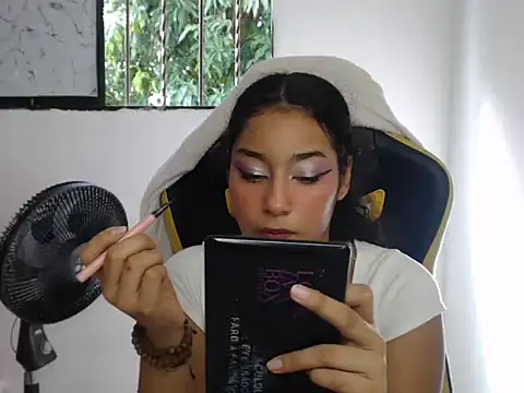 Snapshot of emily_stars1 chatting on 11-24-25, 07:46 emily stars1 online show from 11-24-25, 07:46