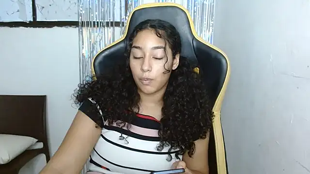 Snapshot of emily_stars1 chatting on 12-20-25, 10:28 emily stars1 online show from 12-20-25, 10:28