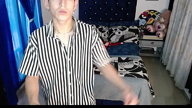 Snapshot of Yorsamm_and_friends chatting on 10-31-25, 10:00 Yorsamm and friends online show from 10-31-25, 10:00