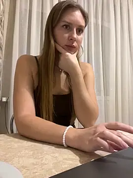 Snapshot of Elina1 chatting on 11-18-25, 04:22 Elina1 online show from 11-18-25, 04:22