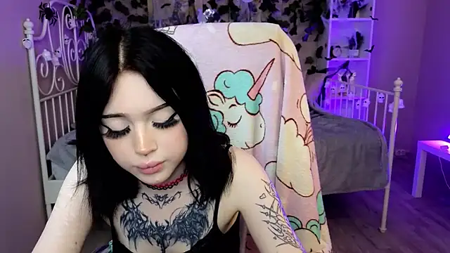 Snapshot of Emma_Kirks chatting on 11-01-25, 11:01 Emma Kirks online show from 11-01-25, 11:01