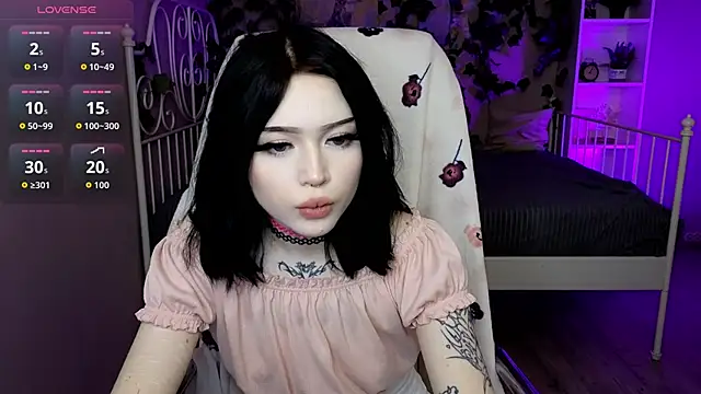 Snapshot of Emma_Kirks chatting on 11-06-25, 10:38 Emma Kirks online show from 11-06-25, 10:38