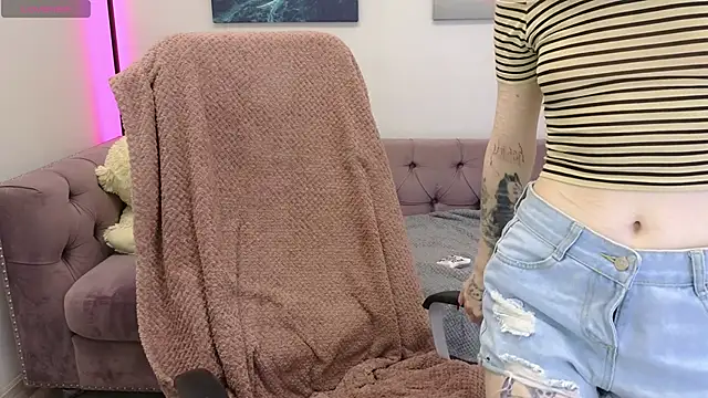 Snapshot of Emma_Kirks chatting on 11-14-25, 03:11 Emma Kirks online show from 11-14-25, 03:11