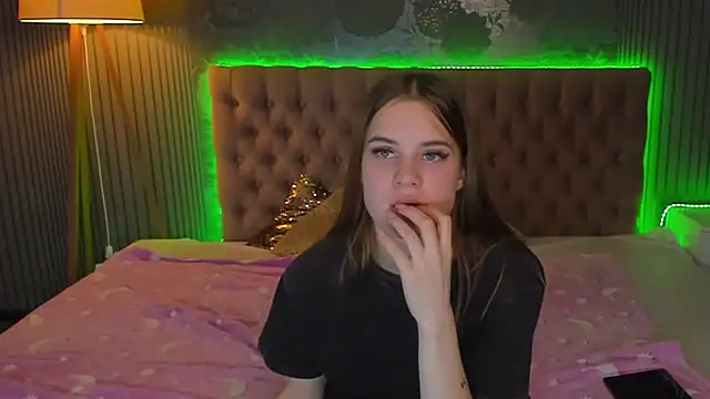 LuisaClover online show from 11-18-25, 02:43