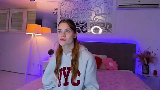 LuisaClover online show from 12-01-25, 01:49