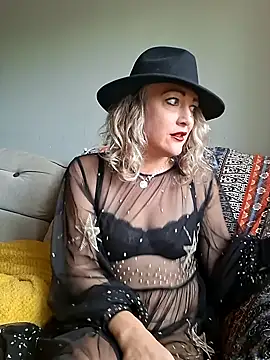 Snapshot of Raven_Fantastic chatting on 10-22-25, 02:28 Raven Fantastic online show from 10-22-25, 02:28